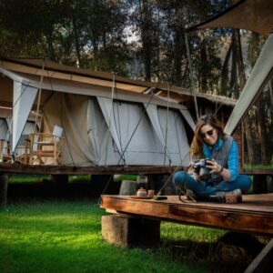 Chaska Ocupi – Forest Glamping / Espacio en la terraza para relajarte y disfrutar.