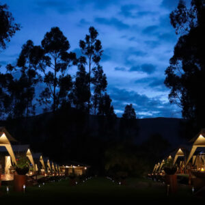 Chaska Ocupi – Forest Glamping / Vista panorámica de noche.